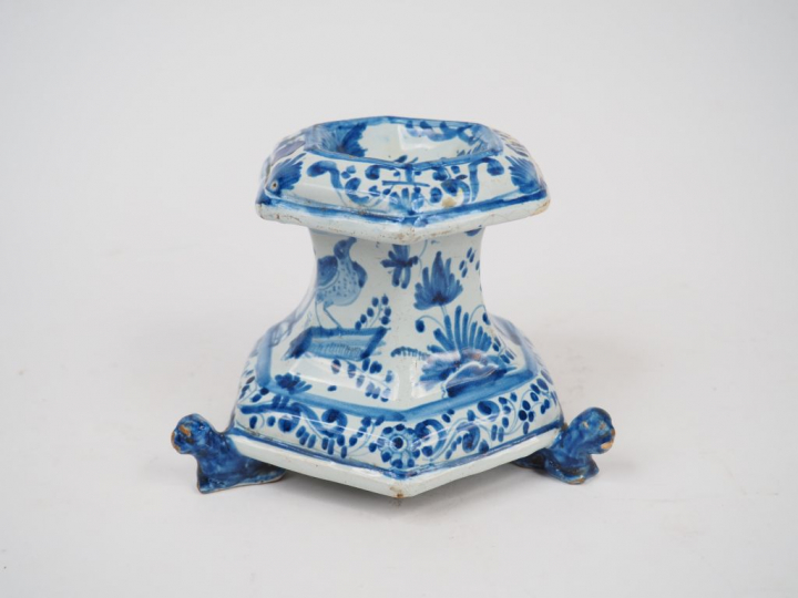 Grand saleron XVIIème en faïence, à décor en camaïeu bleu d’oiseaux et