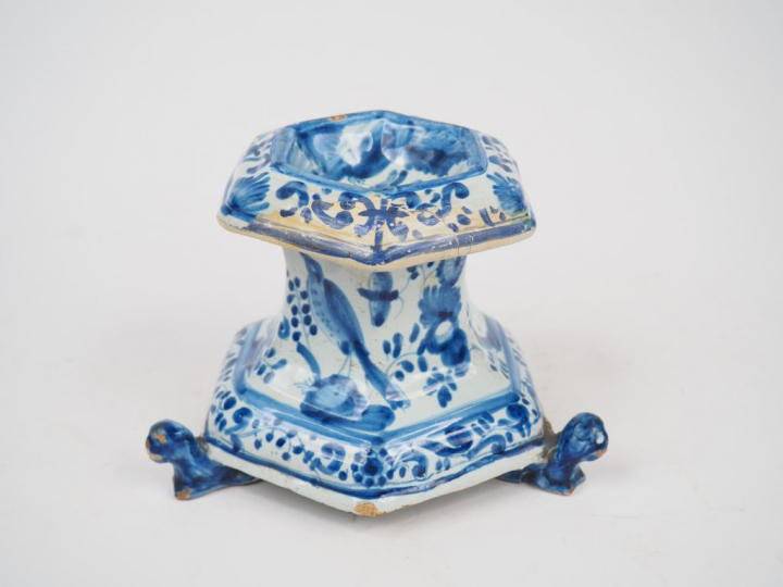Grand saleron XVIIème en faïence, à décor en camaïeu bleu d’oiseaux et