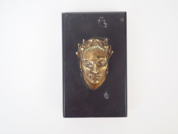 Presse-papier en marbre noir et bronze, à l’effigie du masque mortuair