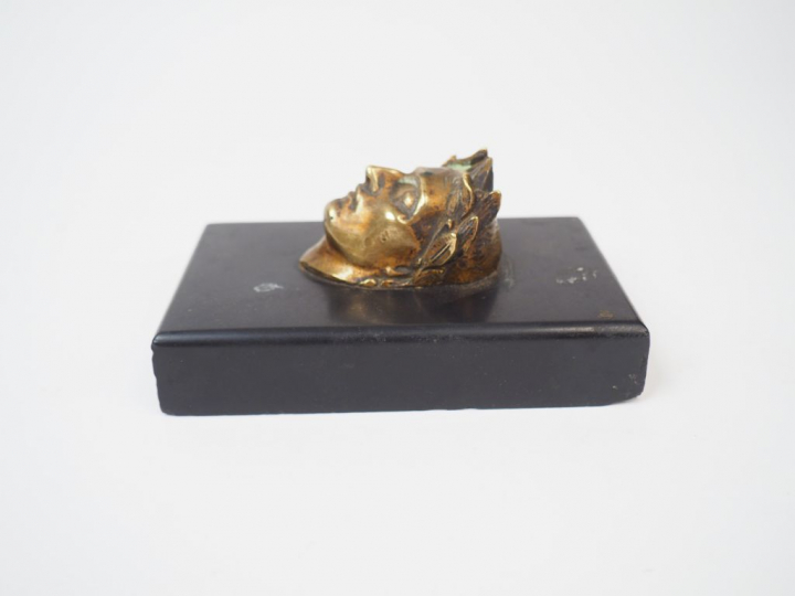 Presse-papier en marbre noir et bronze, à l’effigie du masque mortuair