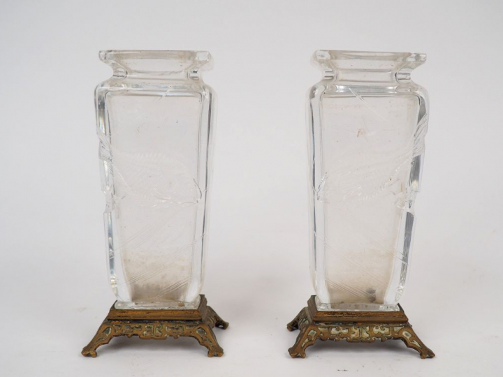 Paire de vases en cristal, à décor gravé de poissons.  H. 15 cm (mauva