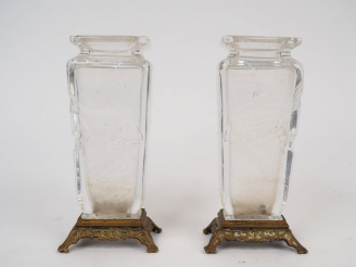 Vente aux enchères Paire de vases en cristal, à décor gravé de poissons.  H. 15 cm (mauva