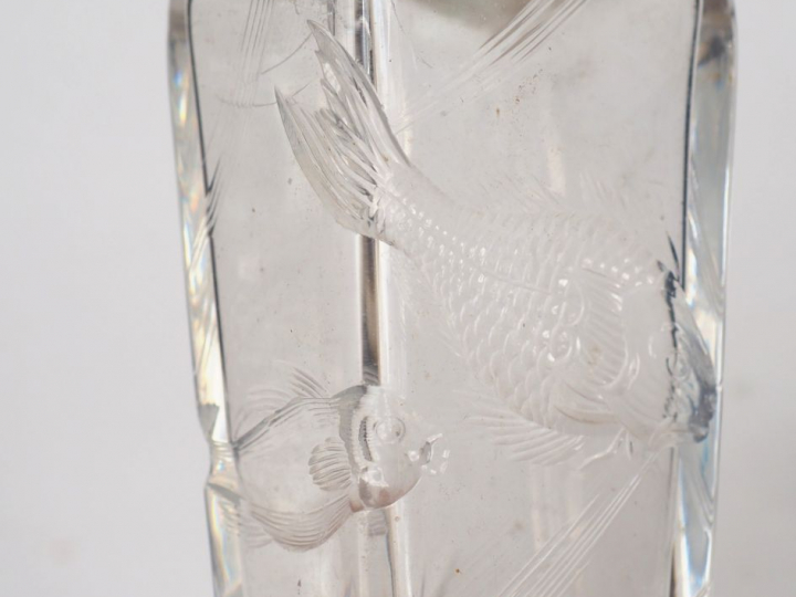 Paire de vases en cristal, à décor gravé de poissons.  H. 15 cm (mauva