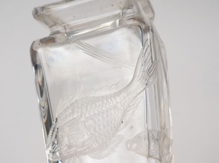 Paire de vases en cristal, à décor gravé de poissons.  H. 15 cm (mauva