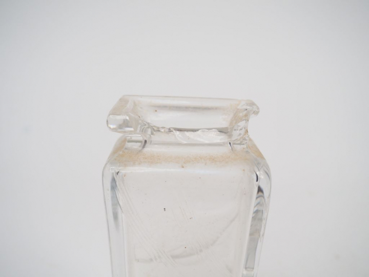 Paire de vases en cristal, à décor gravé de poissons.  H. 15 cm (mauva