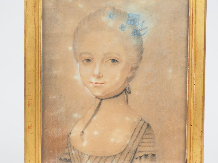 	Ecole française XVIIIème. « Portrait de fillette au noeud de ruban bl