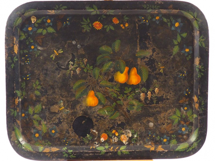 Grand plateau en tôle Napoléon III, à décor de poires, d’insectes et d