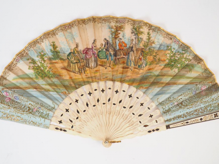 Eventail à feuilles pliées de style Louis XVI orné d’une gravure rehau