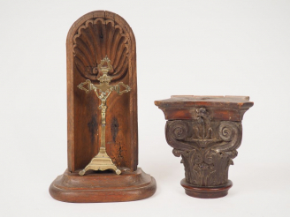 Vente aux enchères Ensemble comprenant :  - un chapiteau de colonne corinthienne en bois 
