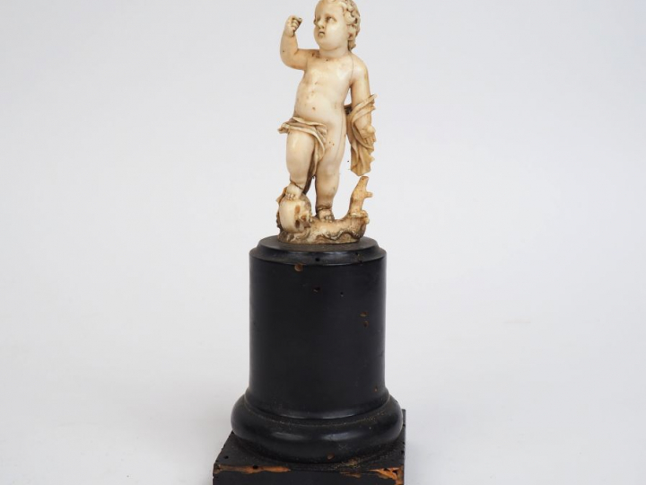 Sujet en ivoire de Dieppe « Enfant Jésus » Sur un socle en bois noirci