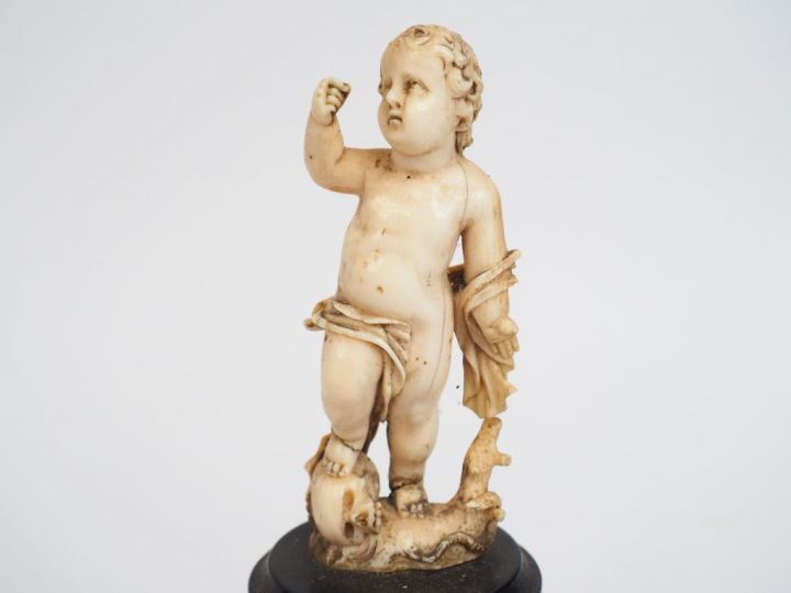 Sujet en ivoire de Dieppe « Enfant Jésus » Sur un socle en bois noirci