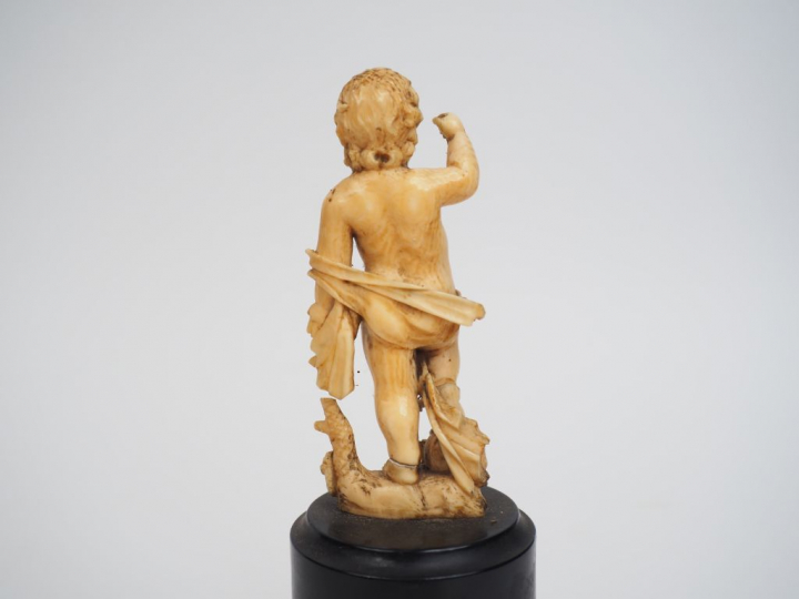 Sujet en ivoire de Dieppe « Enfant Jésus » Sur un socle en bois noirci