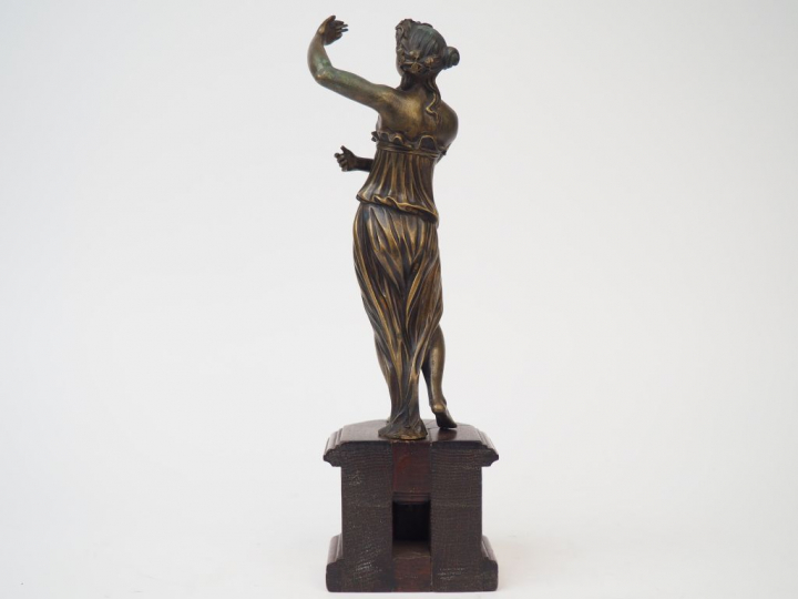 "Danseuse à l'antique" Sujet en bronze.  Socle en bois mouluré.  H. sa