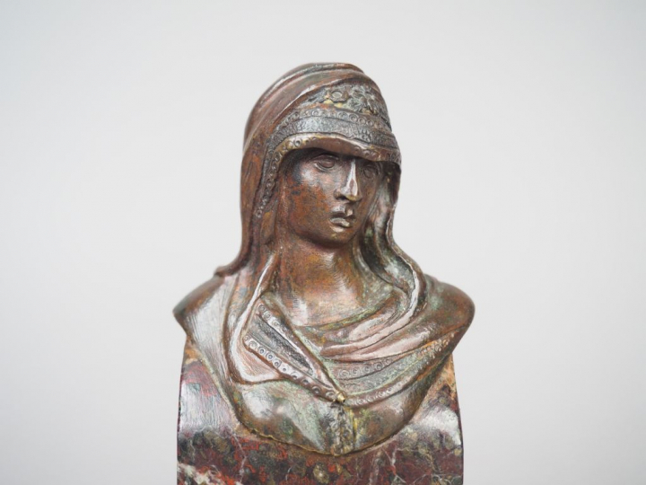 Buste de femme portant un voile sur une base en marbre. XIXème siècle.
