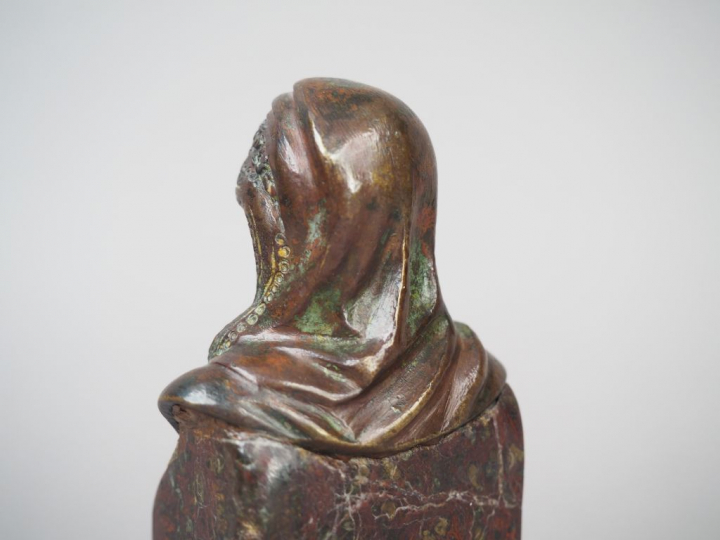 Buste de femme portant un voile sur une base en marbre. XIXème siècle.