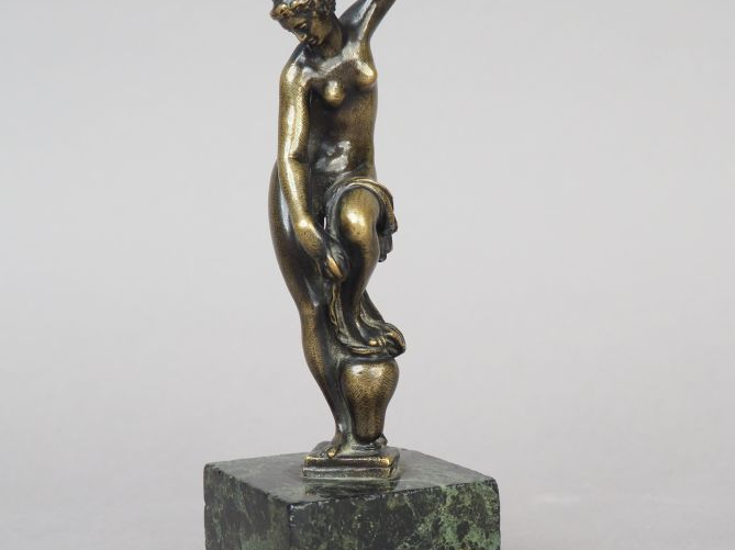 Vénus à sa toilette en bronze patiné. XIXème siècle, dans le goût de J