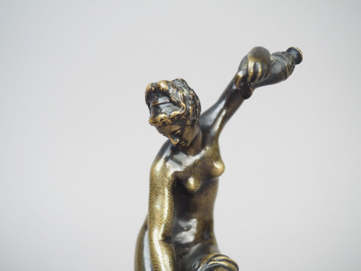 Vénus à sa toilette en bronze patiné. XIXème siècle, dans le goût de J