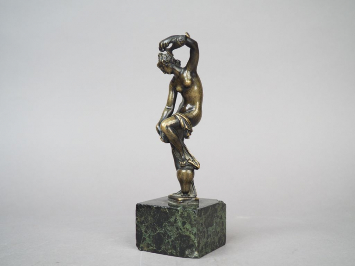 Vénus à sa toilette en bronze patiné. XIXème siècle, dans le goût de J