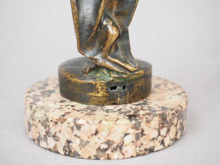 Femme drapée à l’antique tenant une lampe à huile en bronze patiné. Dé