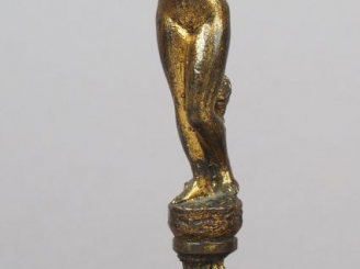 Vente aux enchères Vénus pudique en bronze doré sur un piédouche. XIXème, dans le goût de