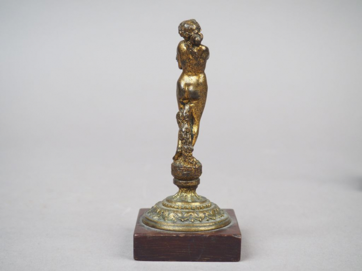 Vénus pudique en bronze doré sur un piédouche. XIXème, dans le goût de