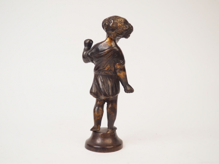 "Bacchus enfant" Sujet en bronze à patine brune.  H. 23 cm (manque)