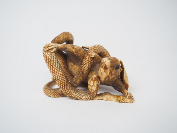 Petit okimono en ivoire marin "Rongeur aux prises avec un serpent".  J