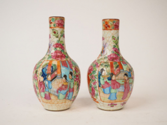 Vente aux enchères Paire de vases soliflores XIXème en porcelaine polychrome de Canton.  