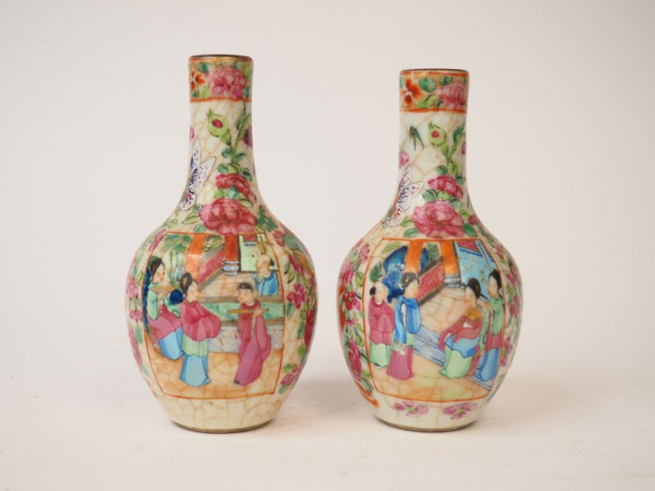 Paire de vases soliflores XIXème en porcelaine polychrome de Canton.  