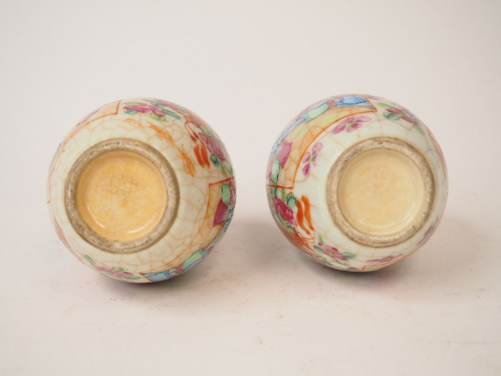 Paire de vases soliflores XIXème en porcelaine polychrome de Canton.  