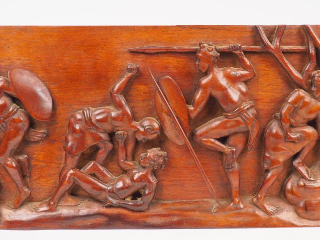 Plaque en acajou sculpté « Danse tribale » Travail du XXème siècle.  2