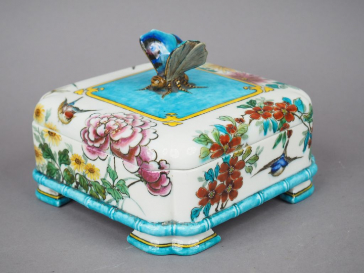 Théodore DECK.  Boite en faïence, à décor d’oiseaux et de fleurs polyc