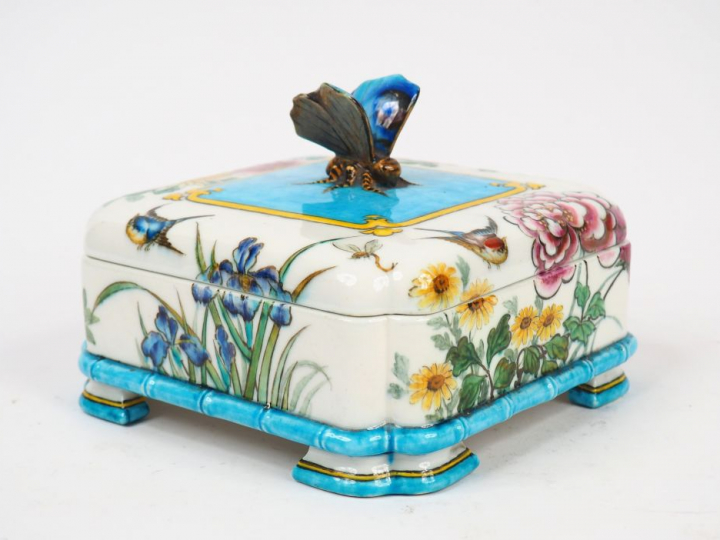 Théodore DECK.  Boite en faïence, à décor d’oiseaux et de fleurs polyc