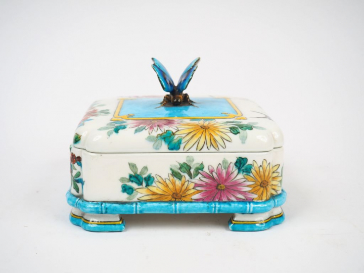 Théodore DECK.  Boite en faïence, à décor d’oiseaux et de fleurs polyc
