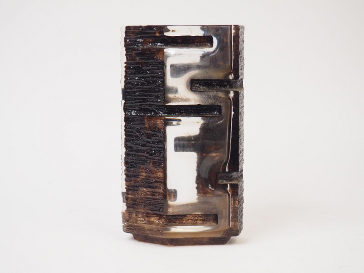 DAUM.  Vase en verre fumé, à décor géométrique. Signé. H. 26 cm