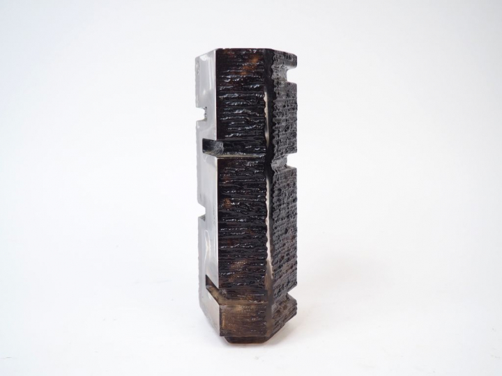 DAUM.  Vase en verre fumé, à décor géométrique. Signé. H. 26 cm