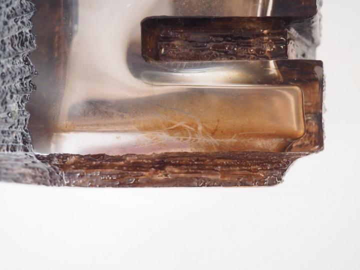 DAUM.  Vase en verre fumé, à décor géométrique. Signé. H. 26 cm