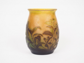 Vente aux enchères GALLE.  Vase en verre, à décor gravé en camée et à l’acide de fleurs v