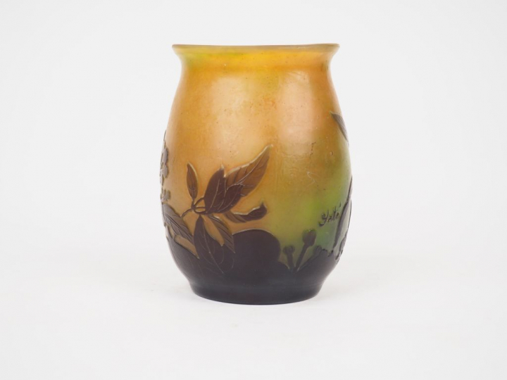 GALLE.  Vase en verre, à décor gravé en camée et à l’acide de fleurs v