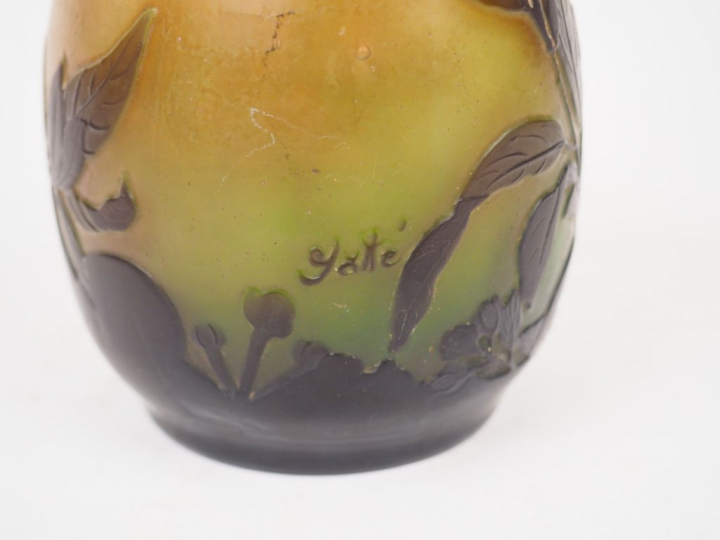GALLE.  Vase en verre, à décor gravé en camée et à l’acide de fleurs v