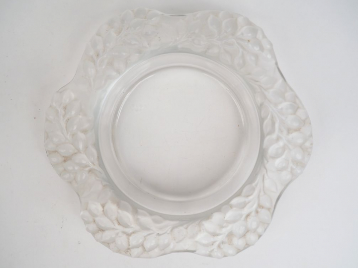 LALIQUE France. Coupe en cristal, à décor de feuillage.  Signée.  Diam