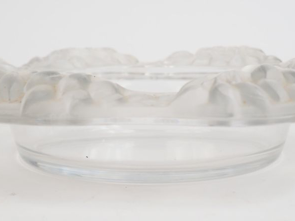 LALIQUE France. Coupe en cristal, à décor de feuillage.  Signée.  Diam