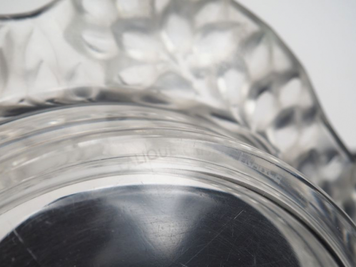 LALIQUE France. Coupe en cristal, à décor de feuillage.  Signée.  Diam