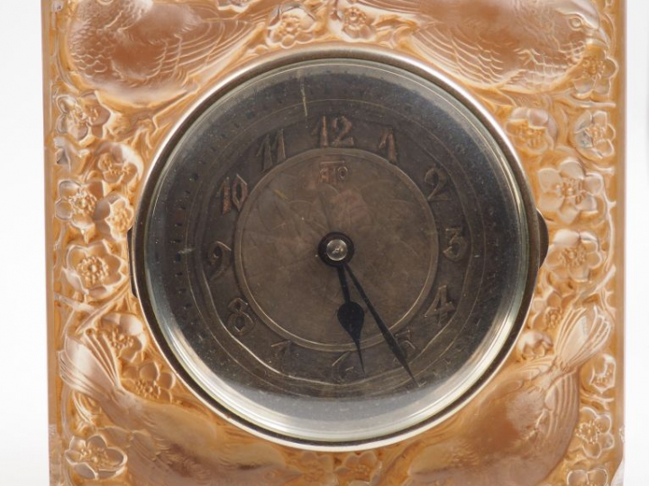 ATO et R. LALIQUE. Pendule carrée "Quatre moineaux du Japon". Verre bl