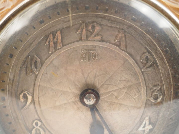 ATO et R. LALIQUE. Pendule carrée "Quatre moineaux du Japon". Verre bl