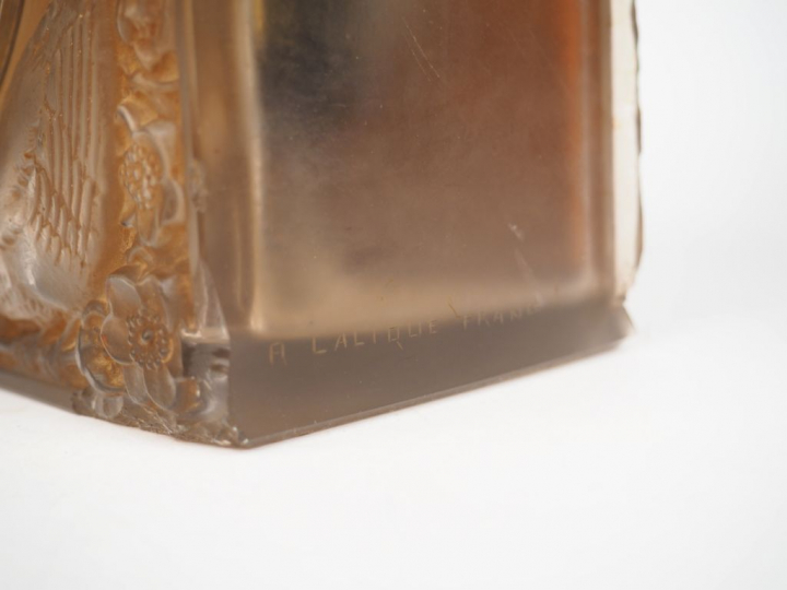 ATO et R. LALIQUE. Pendule carrée "Quatre moineaux du Japon". Verre bl