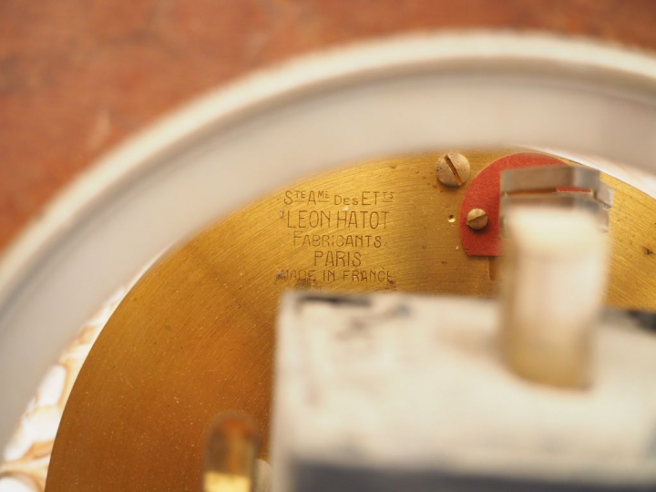 ATO et R. LALIQUE. Pendule carrée "Quatre moineaux du Japon". Verre bl