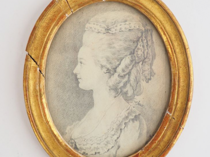 Ecole française du XVIIIème siècle « Portrait de jeune fille de profil