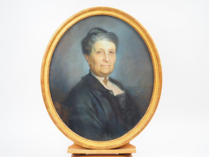 	SARROT  « Portrait de dame » Pastel en médaillon. Signé en bas à gauc