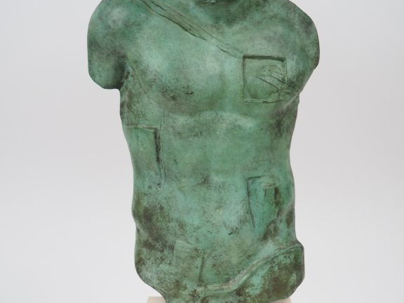 Igor MITORAJ "Persée" Sculpture en bronze à patine verte.  Socle en tr